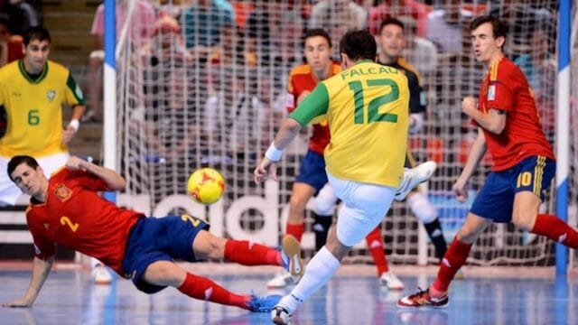 Diferencia entre Fútbol y Fútbol sala. Normas y Ejemplos Diferencia entre Fútbol y Fútbol sala